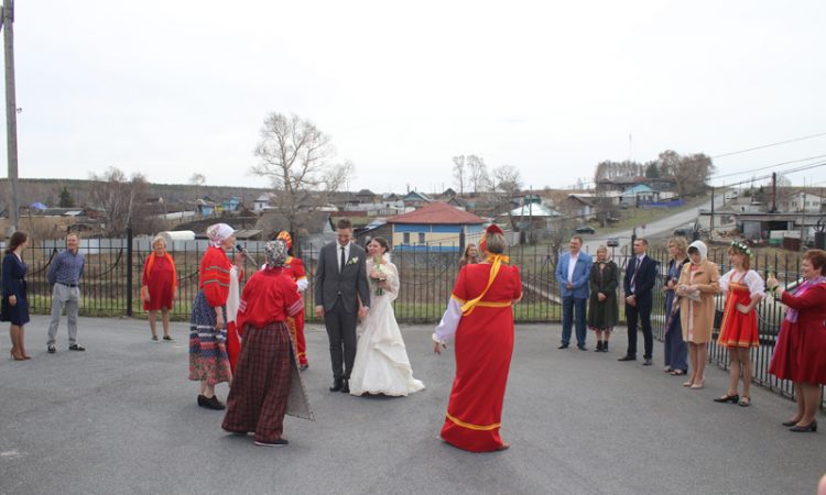 Правящий архиерей посетил фольклорный праздник «Красная Горка» в селе Айлино